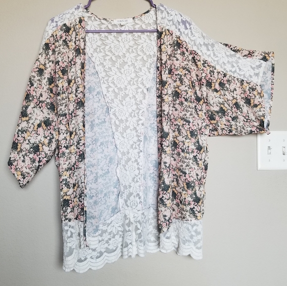 Throw over floral lace kimono - Picture 1 of 4